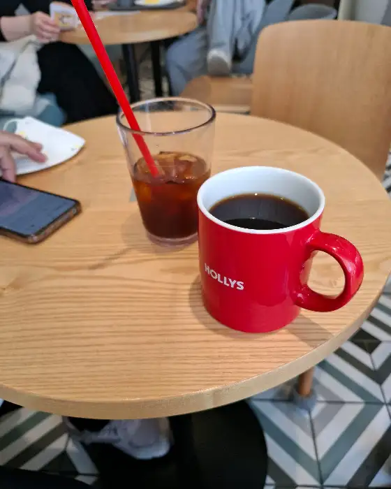 테이블 위 커피잔과 아이스 음료