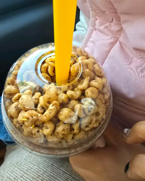 다양한 음료 메뉴 포스터