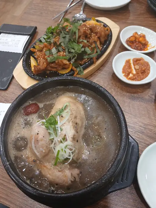 삼계탕과 함께 나온 닭볶음탕