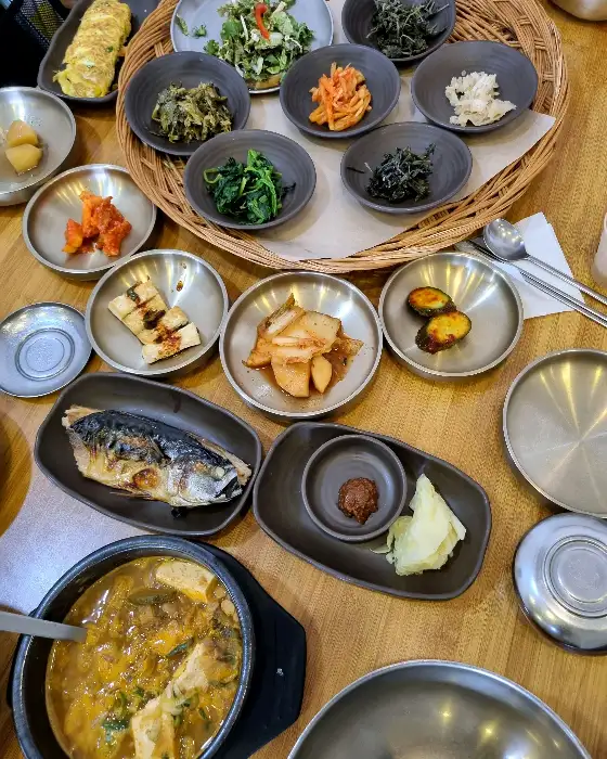 테이블에 차려진 푸짐한 한상차림