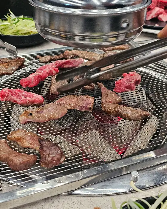 다양한 샐러드바 메뉴들