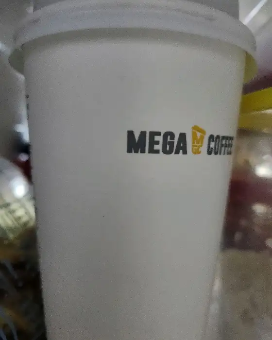 메가커피 로고가 찍힌 컵