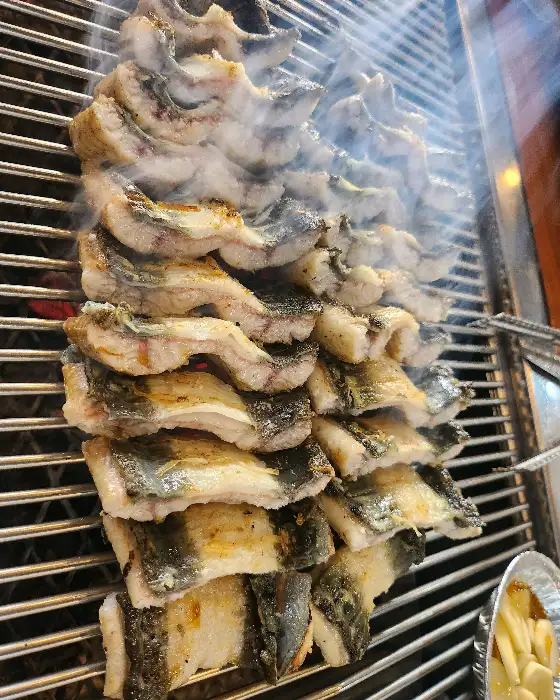 숯불 위에서 익어가는 장어