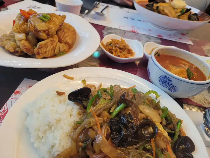 푸짐하게 차려진 짜장면, 짬뽕, 탕수육