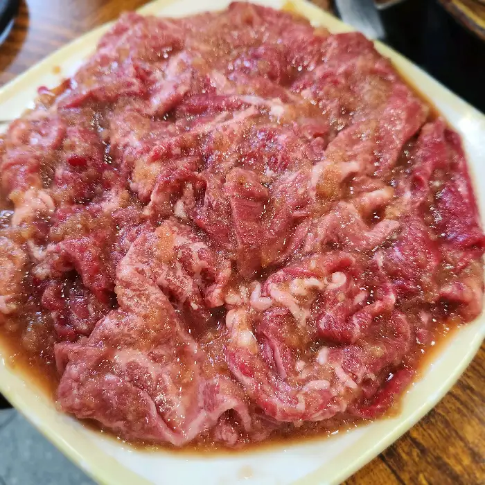 양념이 잘 배어 있는 불고기 접시