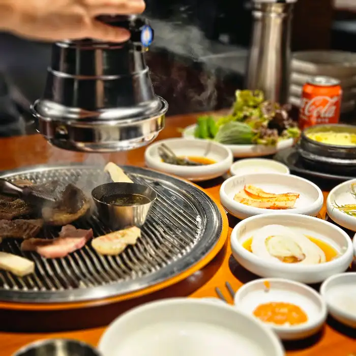 정갈하게 차려진 반찬과 숯불구이