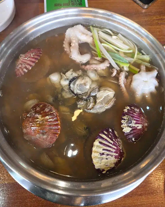 싱싱한 해물과 낙지가 가득한 칼국수