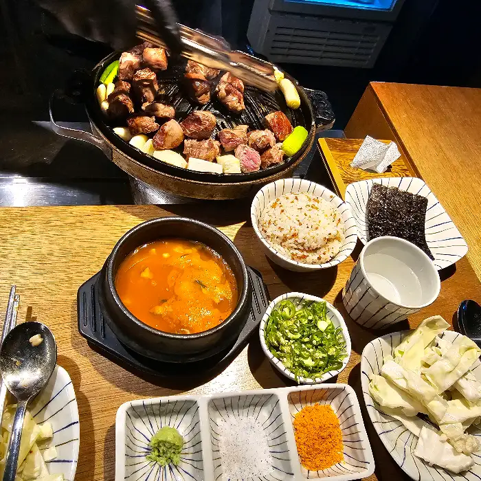 정갈하게 차려진 양고기 한 상