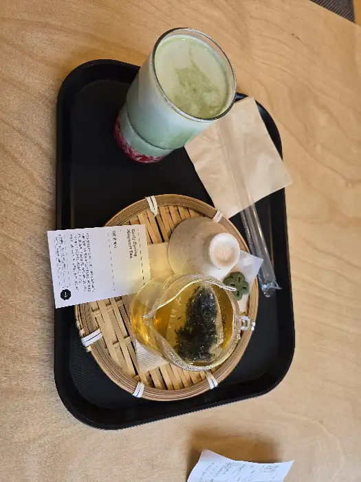 쑥쓰러베리와 차