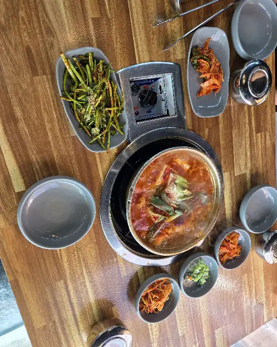 김치찌개와 함께 나온 다양한 밑반찬들