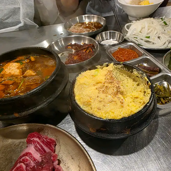 푸짐한 건더기가 들어간 된장찌개와 계란찜