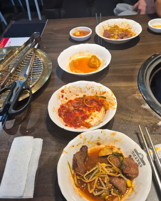 다양한 찌개와 곁들임 음식들