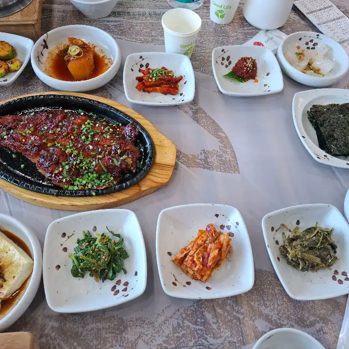 다양하고 정갈한 밑반찬들