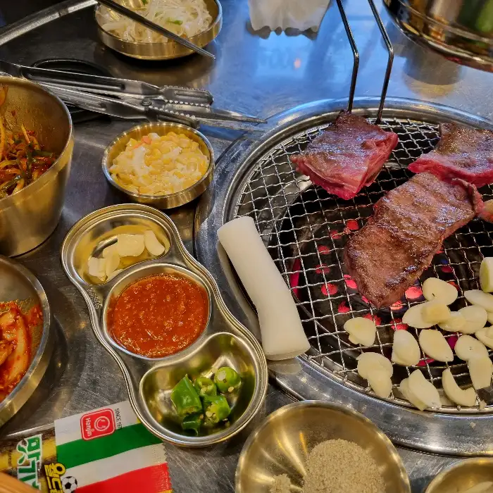 다양한 밑반찬과 곁들여 먹는 고기