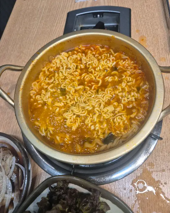 보글보글 끓고 있는 라면