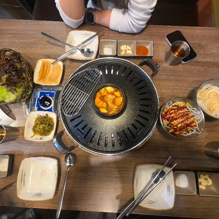 불판 위에서 구워지는 소고기