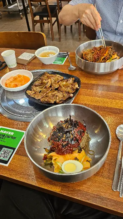 테이블에 차려진 푸짐한 한상차림
