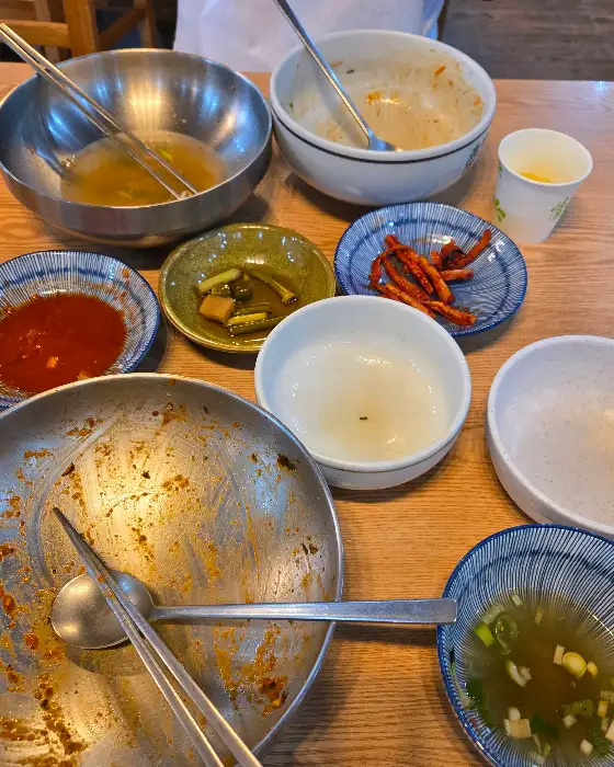 맛있게 비벼지고 있는 비빔밥