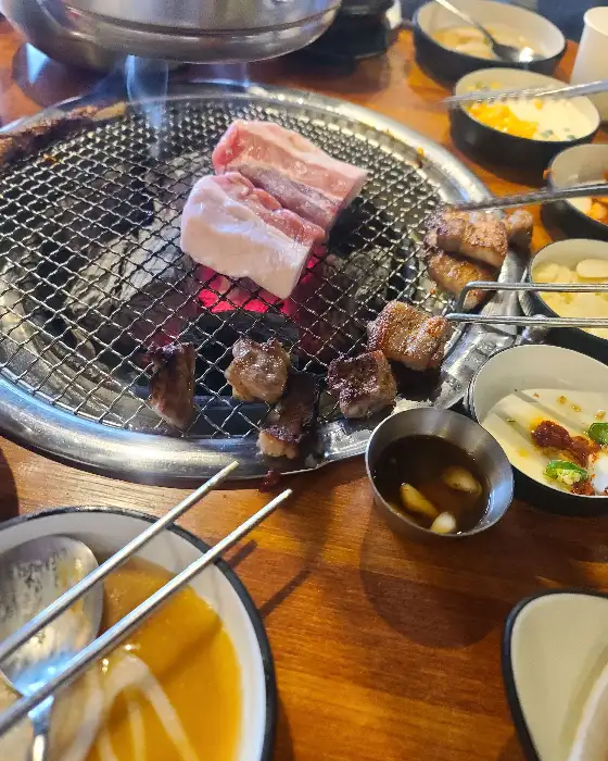 숯불 위에 올려진 뼈삼겹 덩어리