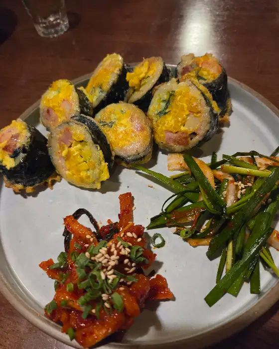 푸짐하게 차려진 음식과 술이 담긴 테이블
