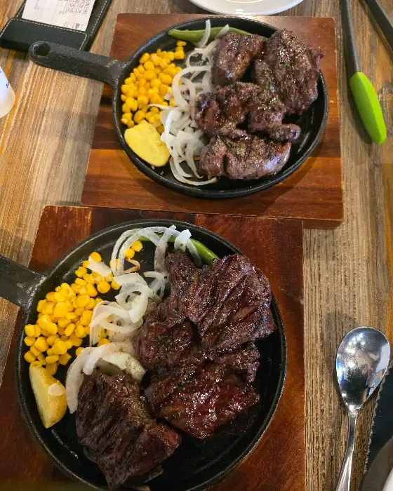 두 개의 철판 스테이크