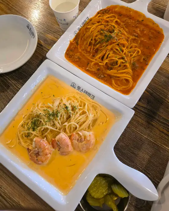접시 두 개에 담긴 파스타