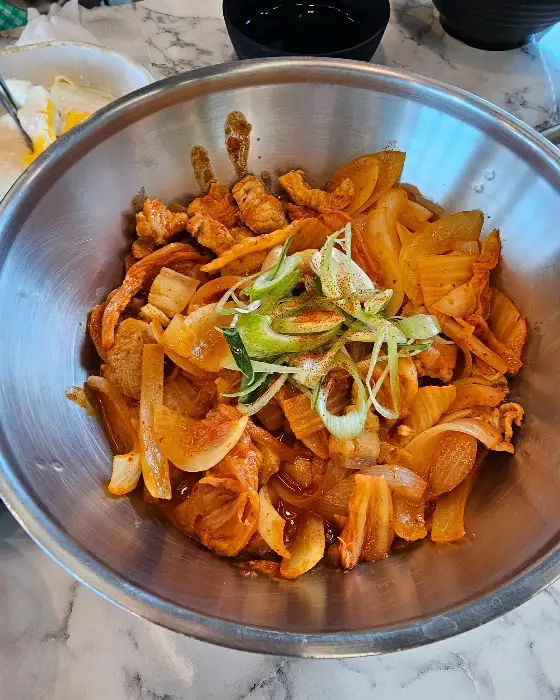 푸짐하게 담긴 짜글이와 신선한 파채
