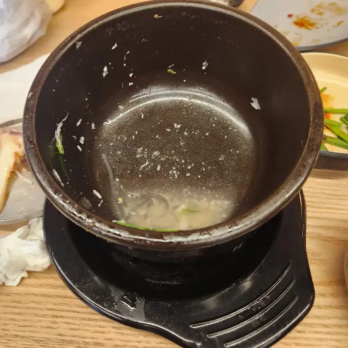 다 비운 닭곰탕 뚝배기. 국물 한 방울까지 깨끗하게 비웠다.