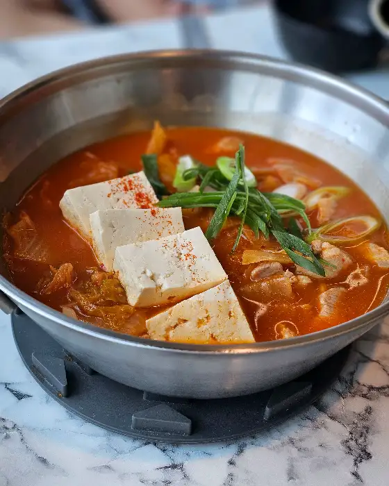 두부와 김치, 돼지고기가 푸짐하게 들어간 김치찌개