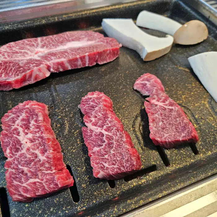 넓은 매장과 테이블 세팅