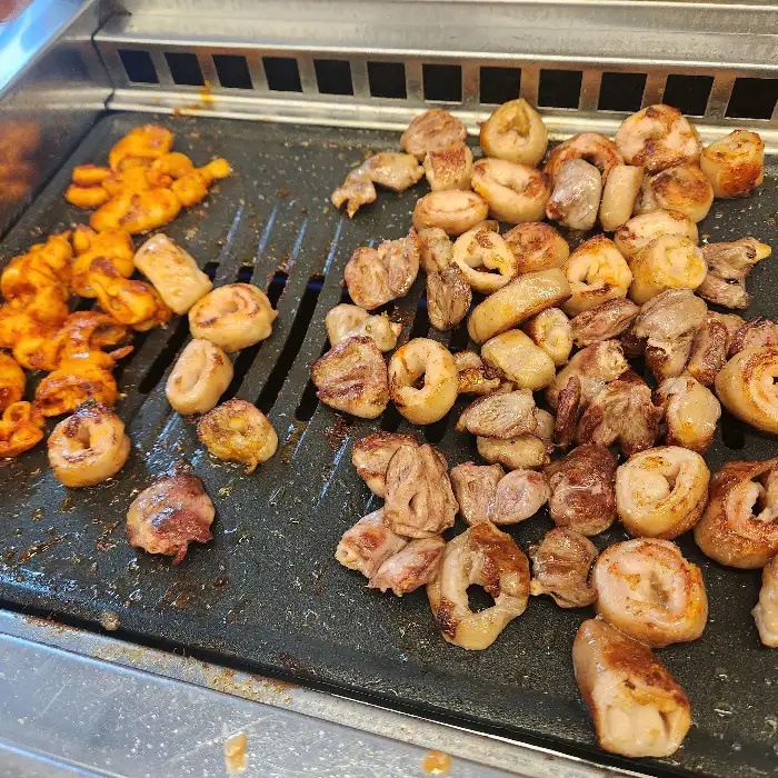 잘 구워진 막창과 곱창, 염통이 쌓여있는 모습