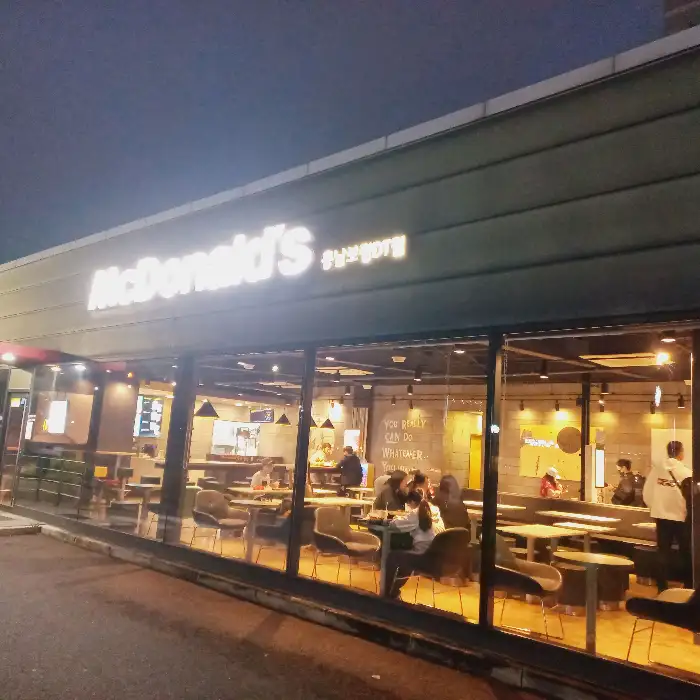 밤에 본 맥도날드 외관