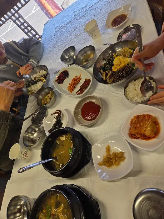 넓은 홀에 배치된 테이블들