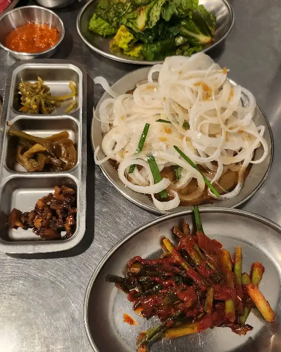 다양한 밑반찬과 쌈 채소