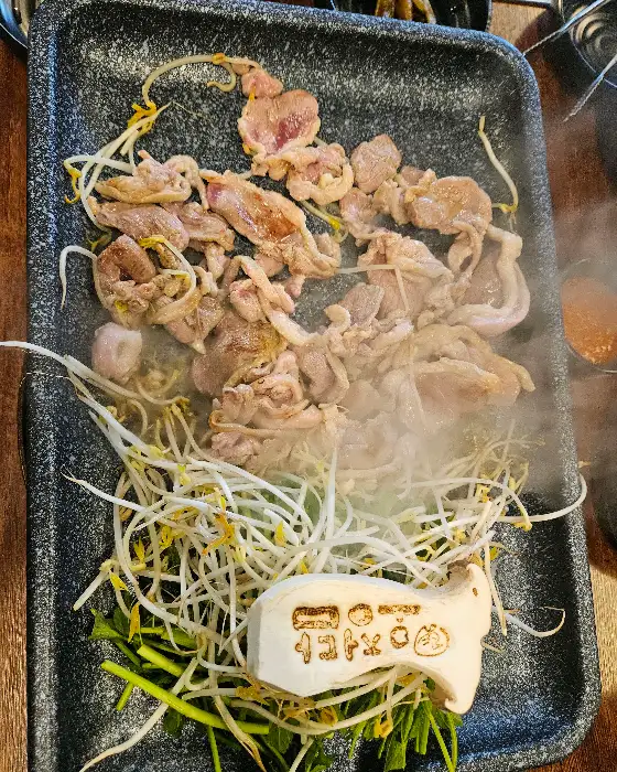 잘 익은 오리로스와 채소들이 쌈 싸 먹을 준비를 마친 모습