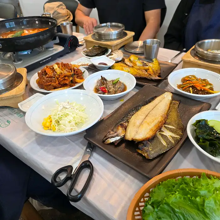 따뜻하게 끓고 있는 갈치조림 솥