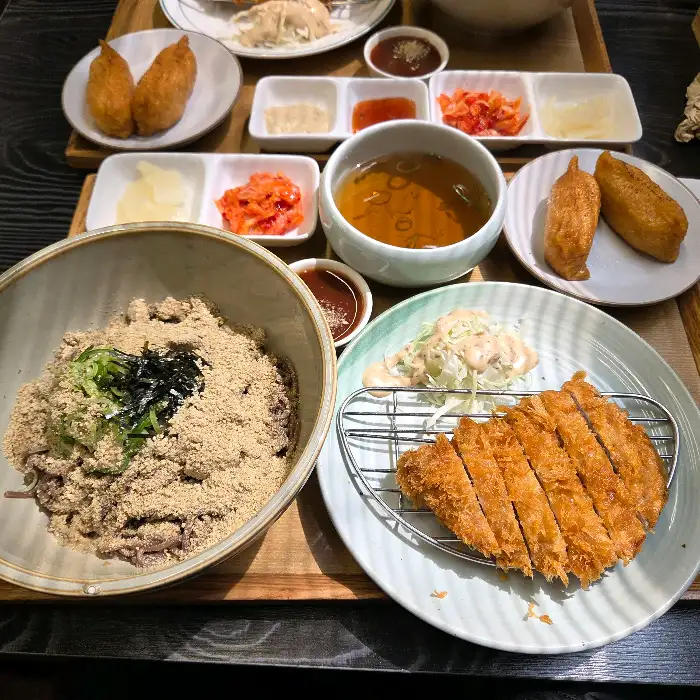 돈까스, 유부초밥, 샐러드, 소스 등 정갈하게 담긴 세트 메뉴