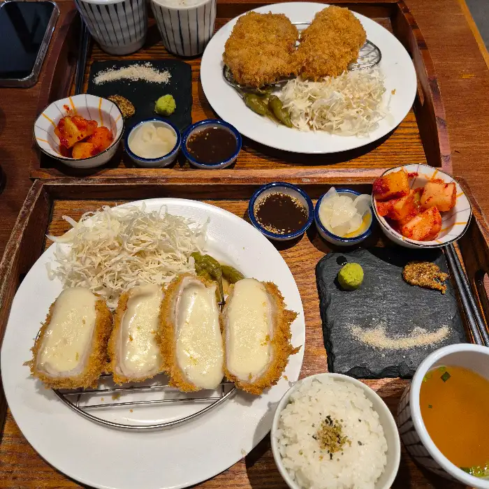푸짐하게 차려진 식사 메뉴들