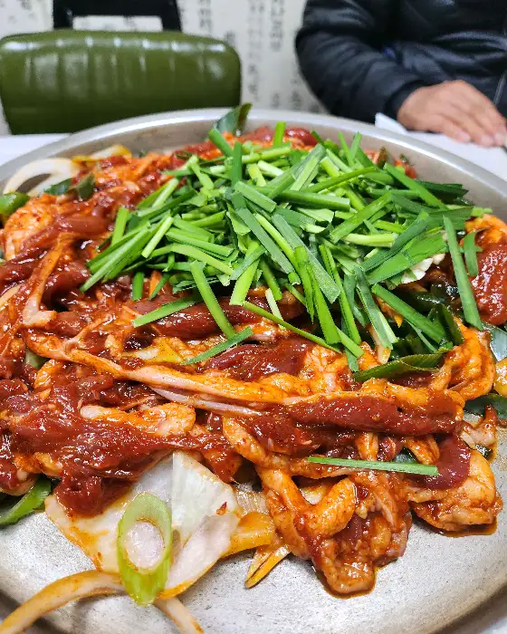 푸짐하게 담긴 오리불고기