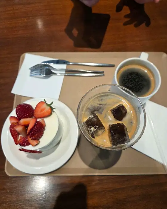 명란렌치 소금빵과 아메리카노