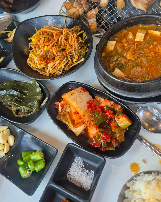 정갈하게 차려진 밑반찬들