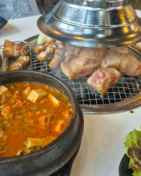 잘 구워진 오겹살과 된장찌개
