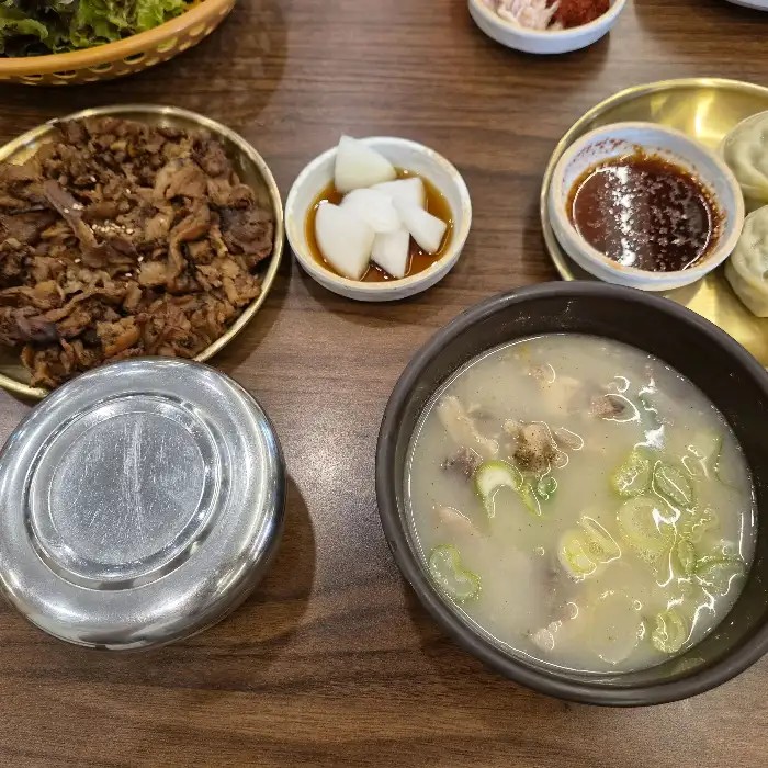 두툼하고 부드러운 돼지고기