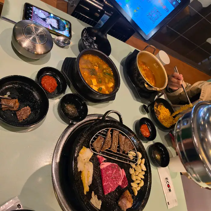 테이블에 차려진 푸짐한 식사