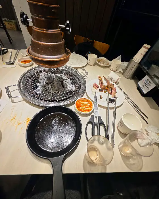 식탁에 차려진 명륜진사갈비 논산점의 상차림