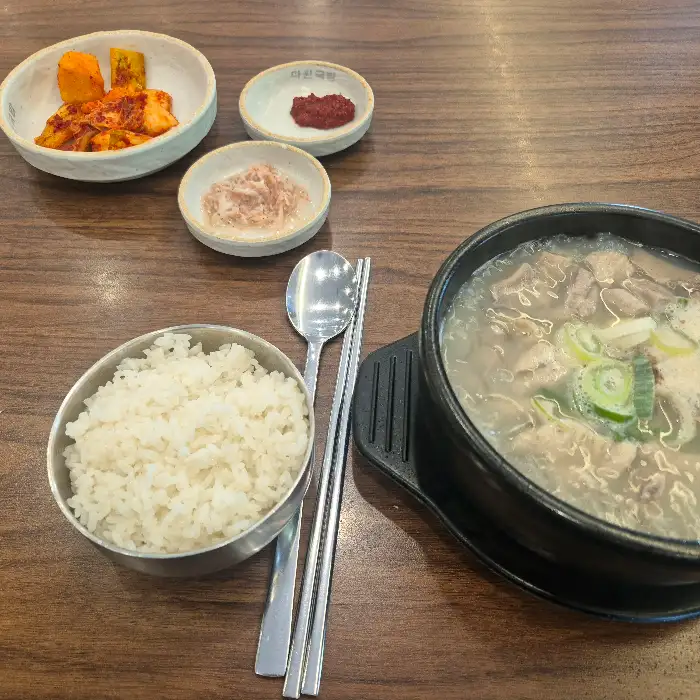 국밥과 함께 나온 깍두기와 부추