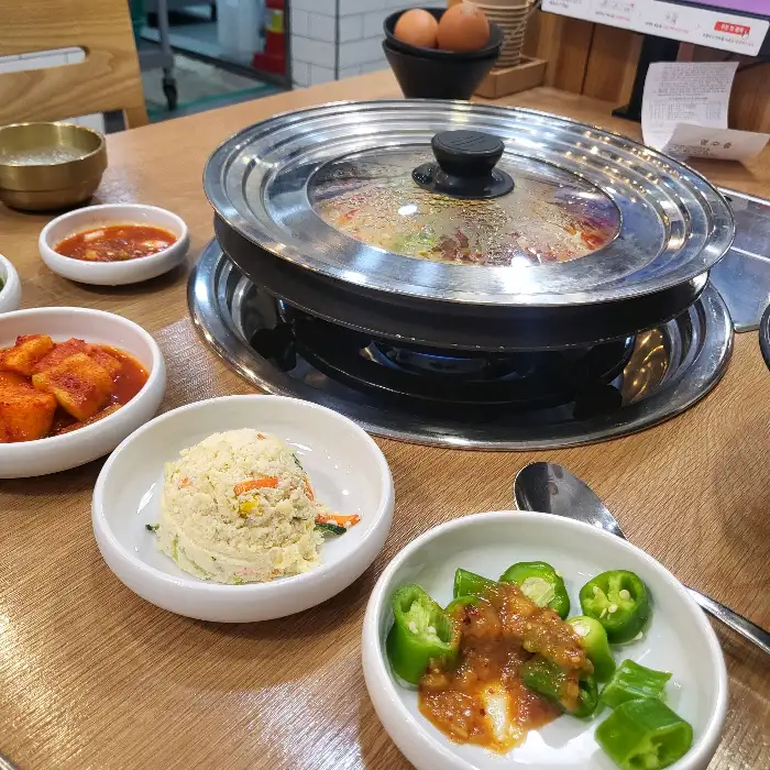 테이블 세팅과 전골 냄비 사진