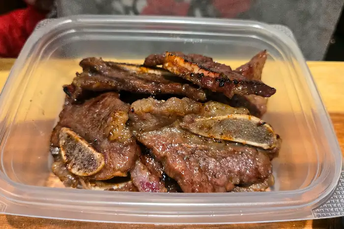 투명한 통에 담긴 구운 갈비살