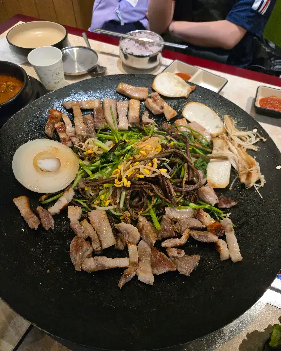 다양한 재료가 어우러진 솥뚜껑 불판