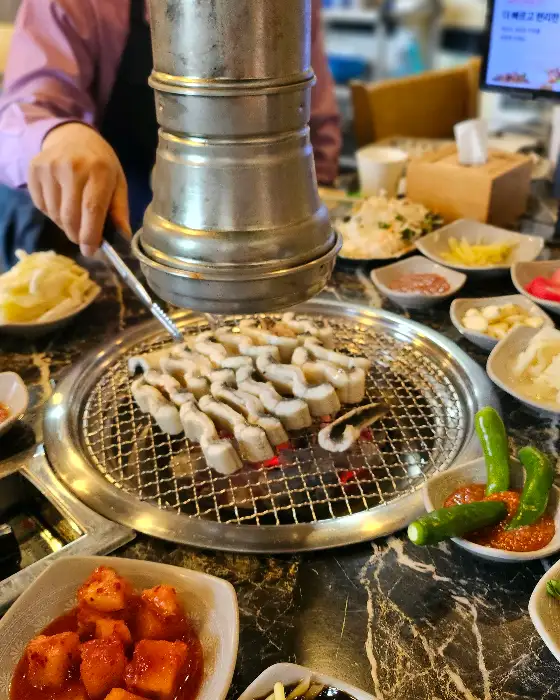 숯불 위에서 구워지고 있는 장어